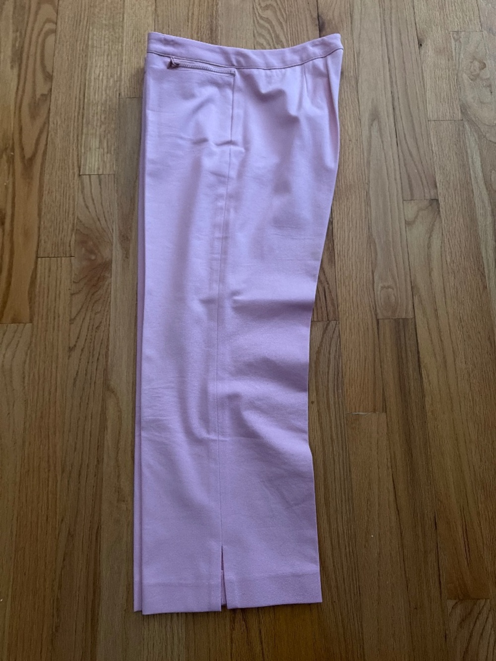 Crop pink pants with zipper pockets